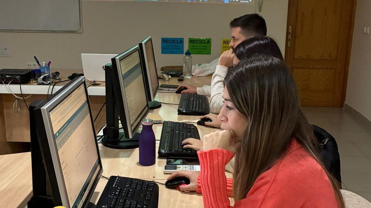 Alumnos en formación. La iniciativa forma parte de la Estrategia de Transformación Digital de Extremadura 2027 y busca preparar perfiles para un sector tecnológico.