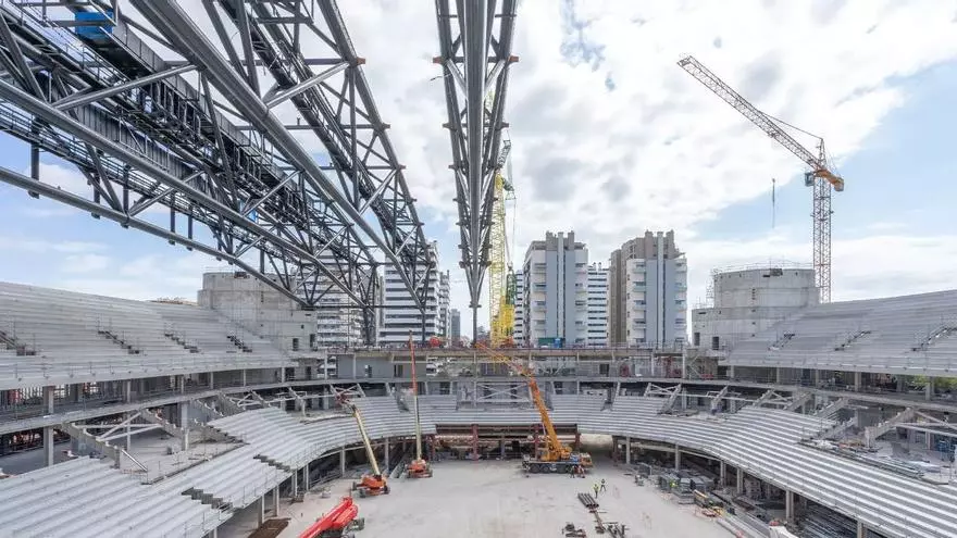 Así avanzan las obras del Roig Arena: izado de cerchas y gradas colocadas