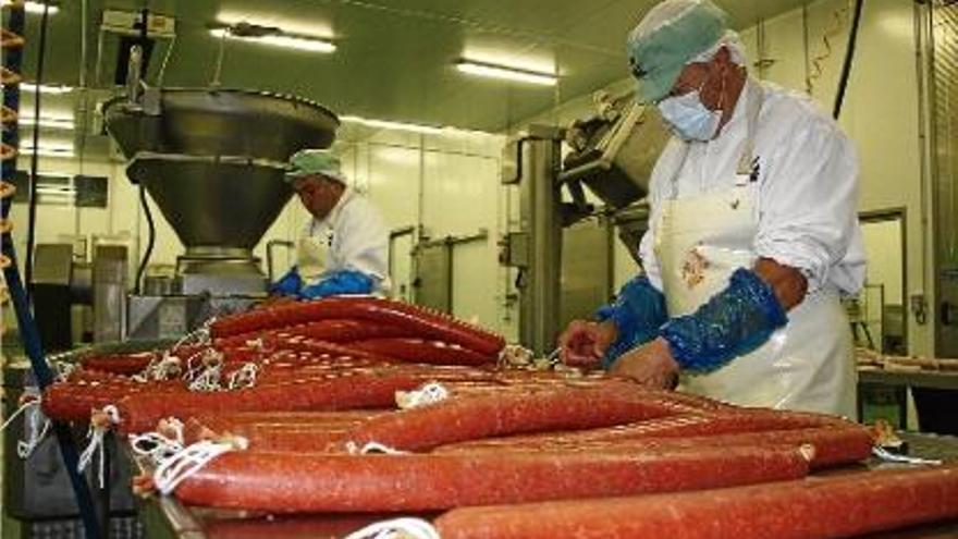 Dos treballadors a les instal·lacions de la fàbrica de Sant Gregori.