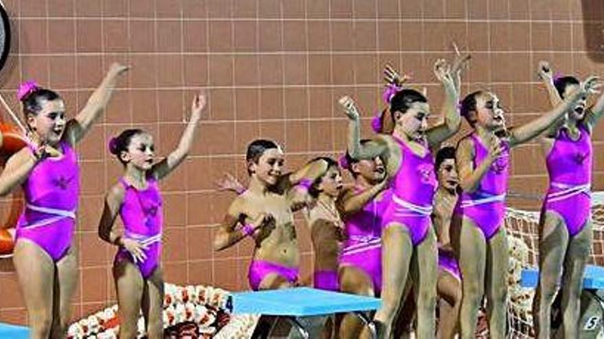 Niños y niñas del CD Sincro Ibiza se disponen a hacer una coreografía.