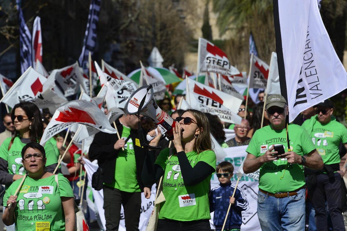 Así ha sido la manifestación de profesores en defensa de mejoras laborales y salariales en Alicante