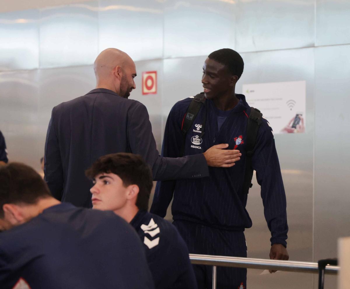 La expedición del Celta ha partido este miércoles desde el aeropuerto de Vigo para cerrar su preparación con dos amistosos contra el Sassuolo y en Nápoles La expedición del Celta ha partido este miércoles desde el aeropuerto de Vigo para cerrar su preparación con dos amistosos contra el Sassuolo y en Nápoles