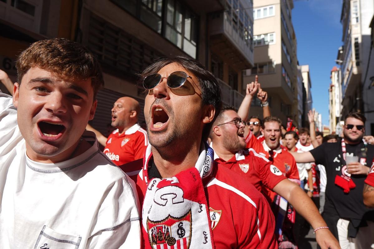 Aficionados del Sevilla por las calles de A Coruña antes del partido del Deportivo Aficionados del Sevilla por las calles de A Coruña antes del partido del Deportivo