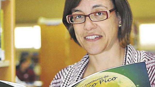 Natalia Carbajosa con su libro infantil premiado.