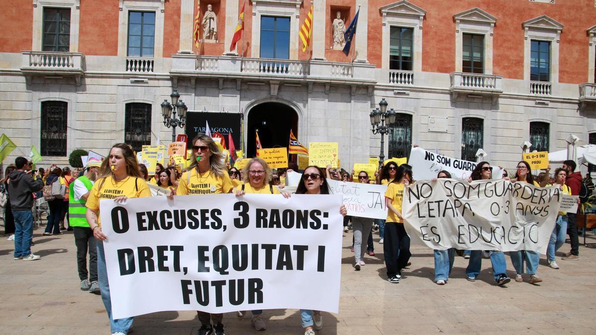 Manifestación de educadoras en Tarragona, este jueves al mediodía.