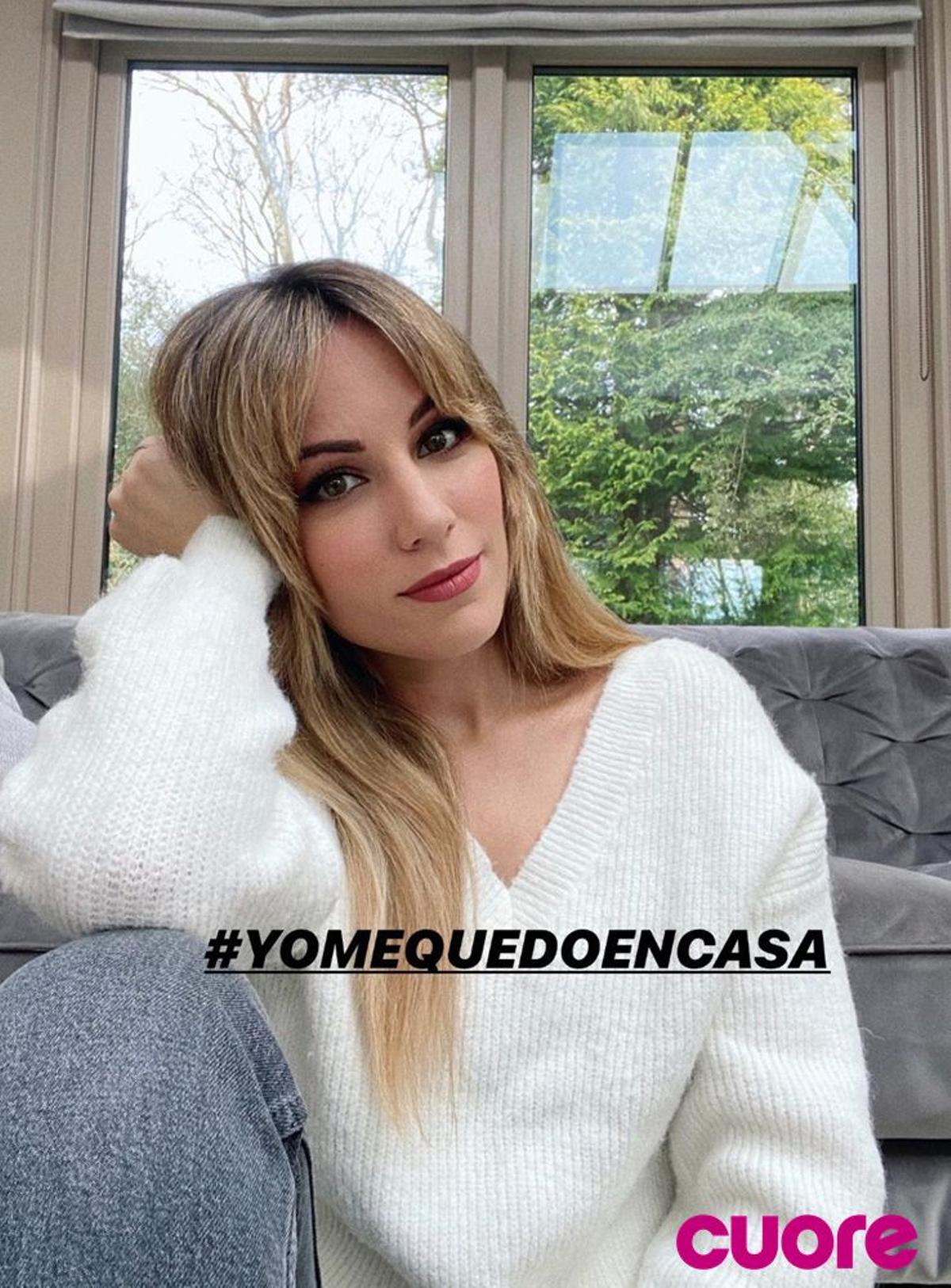 Edurne con cartel #YoMeQuedoEnCasa