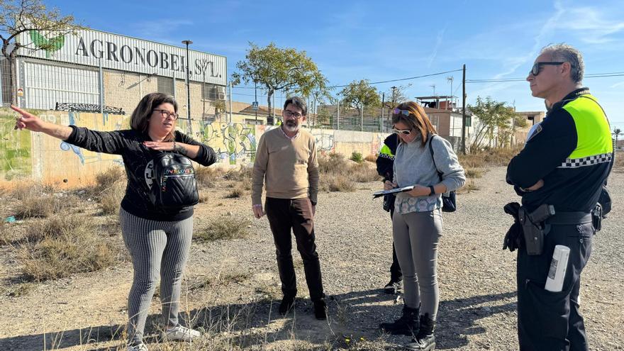 La Policía Local de San Vicente inspecciona solares de Los Manchegos para comprobar si hay amianto