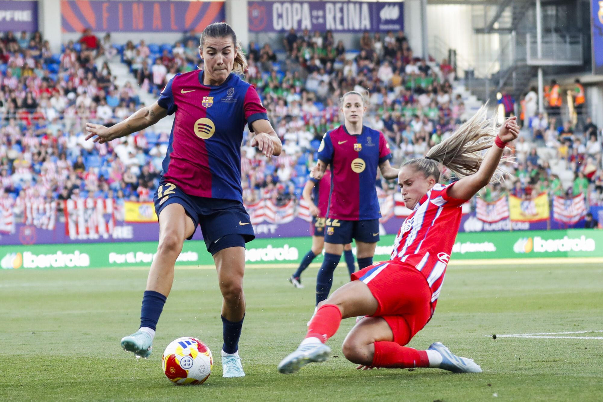 HUESCA, 07/06/2025.- La defensa del FC Barcelona Patricia Guijarro (i) durante la final de la Copa de la Reina que FC Barcelona y Atlético de Madrid disputan este sábado en el estadio de El Alcoraz, en Huesca. EFE/Javier Belver