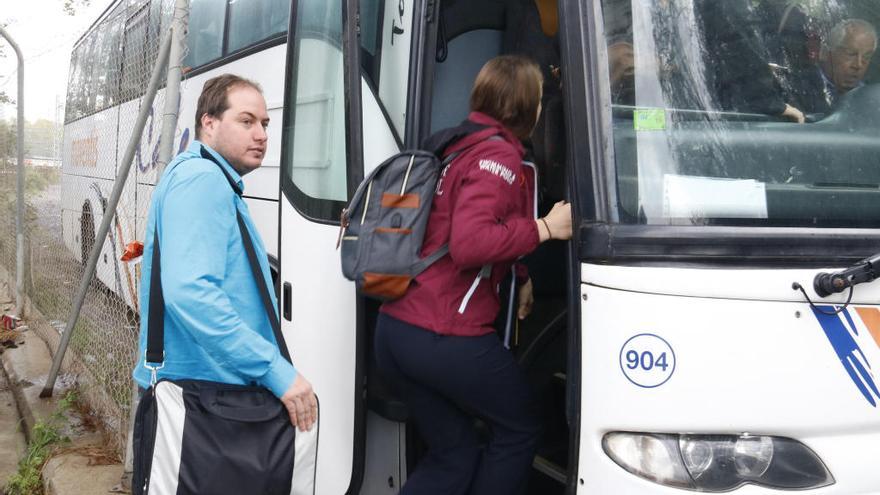 Pla obert d&#039;alguns dels usuaris de l&#039;estació de Maçanet-Massanes pujant en un dels busos habilitats per Renfe per connectar amb Blanes a causa de la interrupció del servei pel temporal