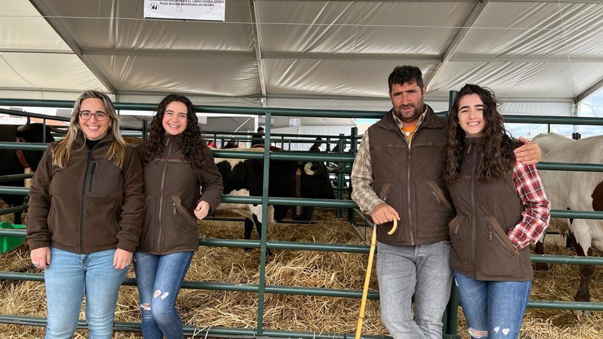 Jesús Manuel Martín Crespo junto a su familia en la Feria Agroganadera de Brozas, ayer por la tarde.