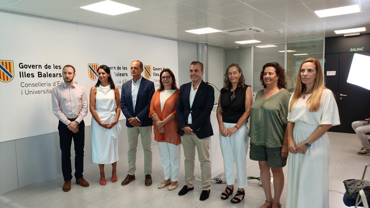 El Conseller de educació, Antoni Vera, junto a la consellera de salud, Manuela García Romero.