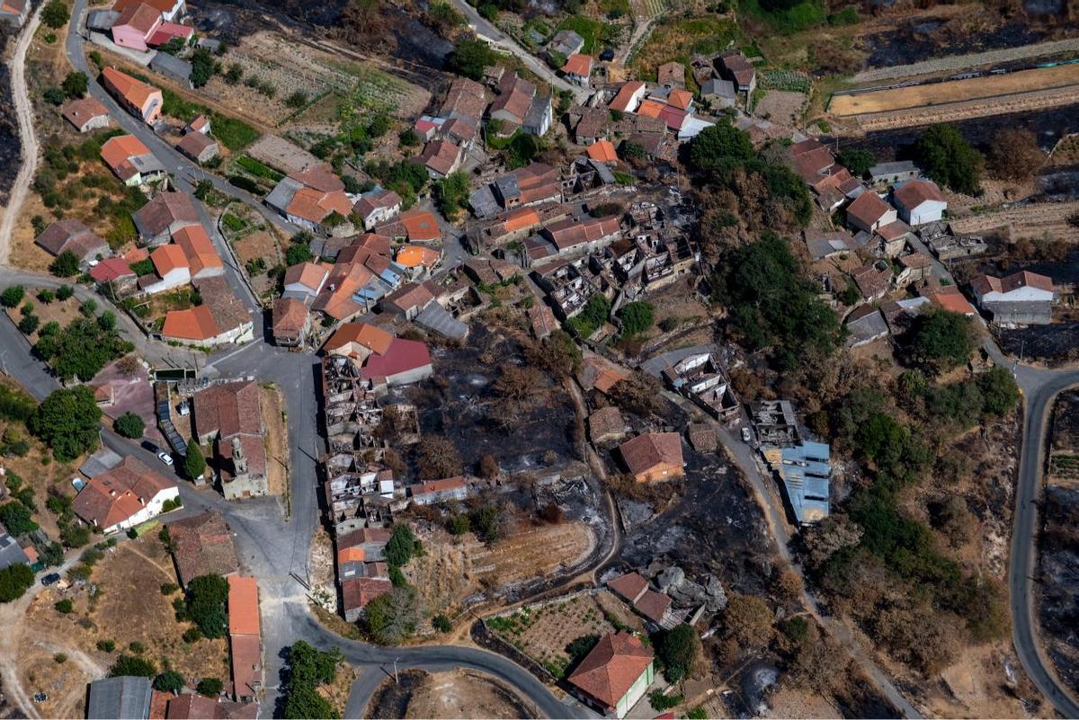 Imagen aérea de la aldea de A Caridade, en Monterrei, donde ardieron varias viviendas
