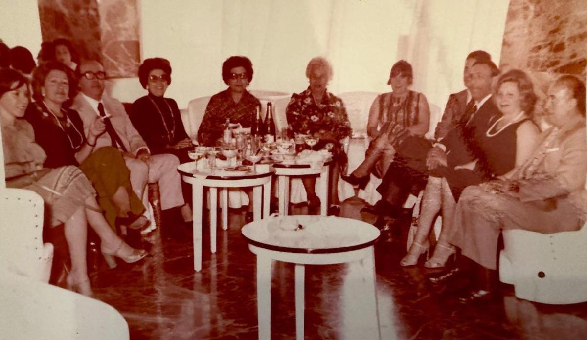 Reunión tras la comunión de Cande. Desde la izda.: Sira Carrillo jr., Piti Hernández, Dr. Carrillo, A. Ballenilla, Mercedes Alonso, Mercedes García, Marien, J. A. Morei, Matías, Sira Carrillo, hermano Pepe. | FAMILIA MÉNDEZ-HERNÁNDEZ