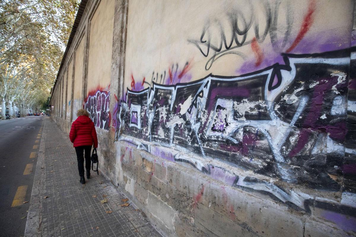 Los grafitis habían invadido la pared que da a La Rambla.