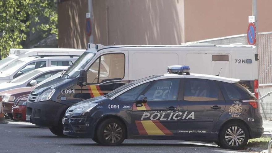 Un furgón y una patrulla de la Policía Nacional en Lonzas.