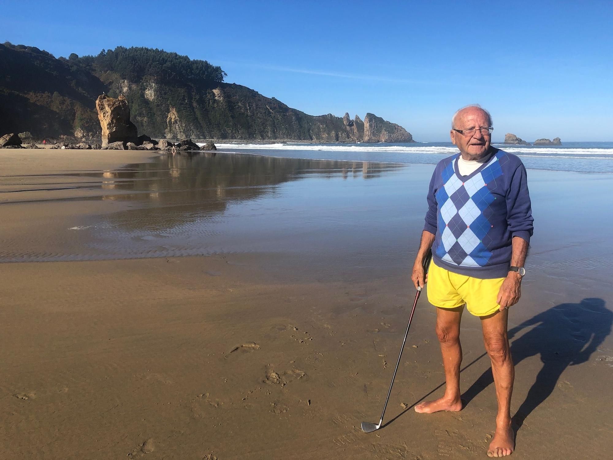 Los asturianos aprovechan el buen tiempo: paseos, baños y hasta golf en la playa