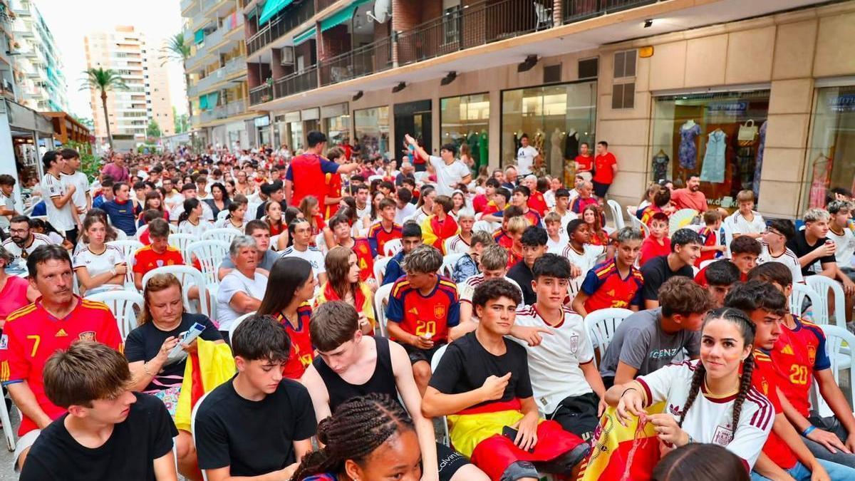 Los vecinos de Cullera durante la semifinal del martes.