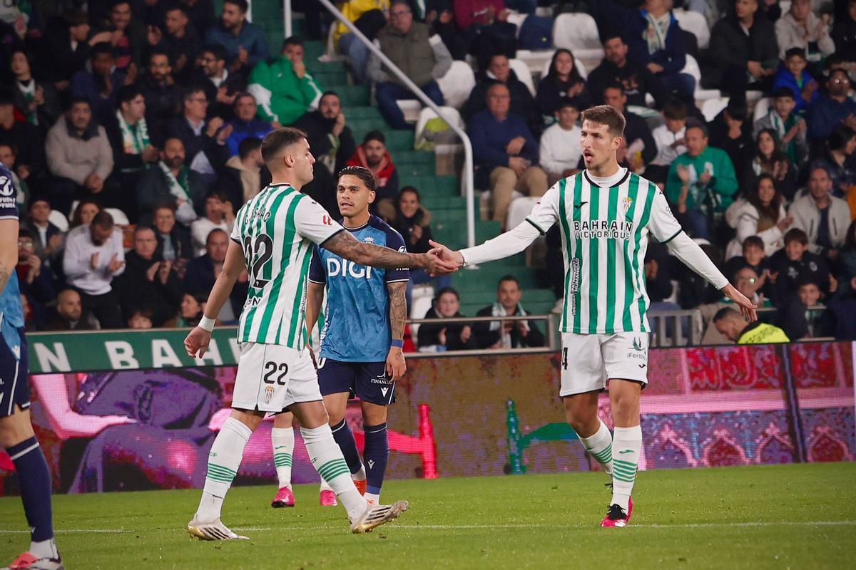 Carlos Isaac y Pedro Ortiz, durante un lance del encuentro.