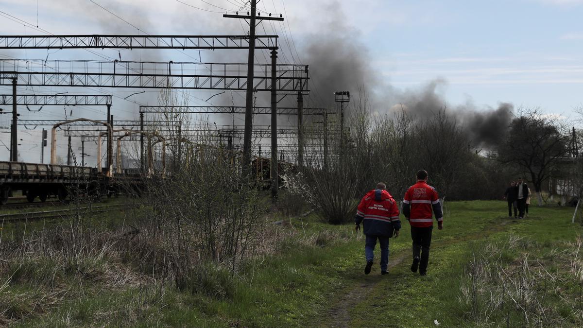 KIEV, 25/04/2022.- El Ejército ruso ha atacado este lunes cinco estaciones de tren en el centro y el oeste de Ucrania, lo que confirma el intento de Moscú de &quot;destruir sistemáticamente&quot; las infraestructuras del país, según los responsables de los ferrocarriles ucranianos. EFE/ Miguel Gutierrez