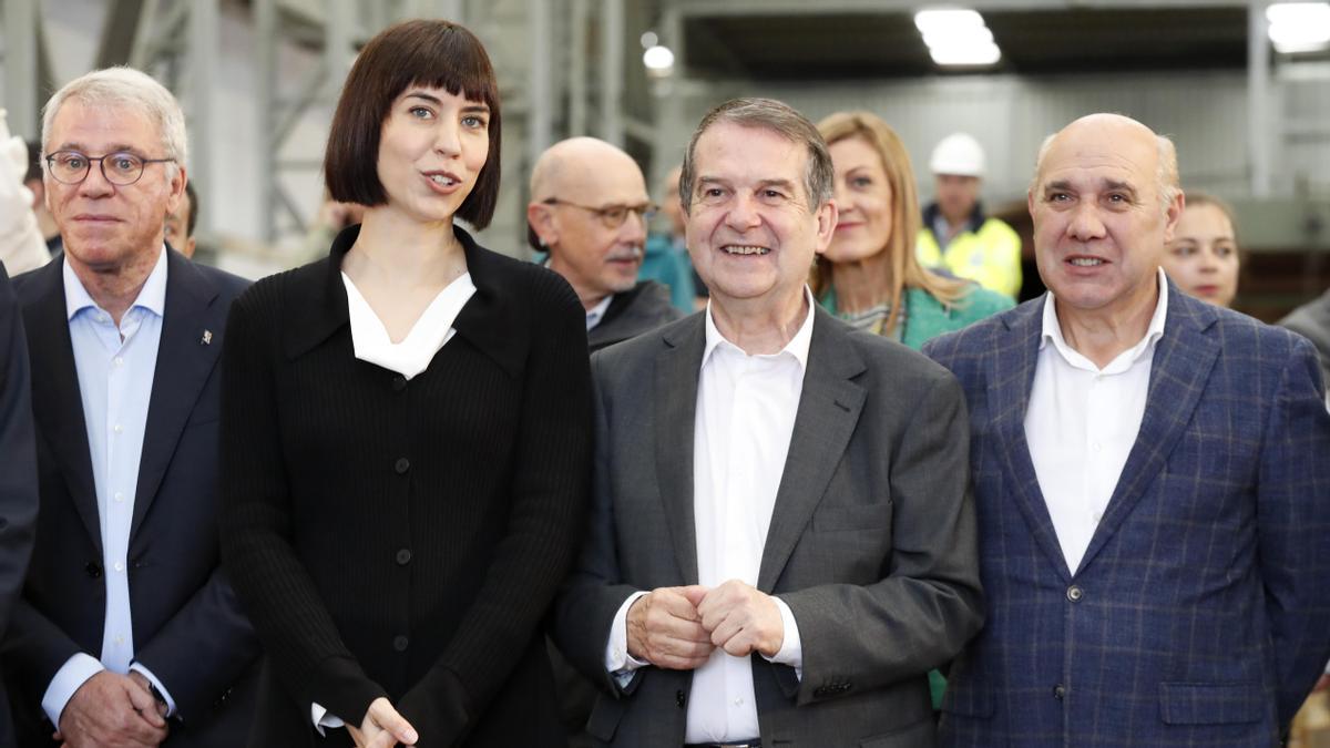 El consejero delegado de Armón, Laudelino Alperi (d.) junto a la ministra de Ciencia Diana Morant y el alcalde Abel Caballero en una visita a Vigo en 2022.