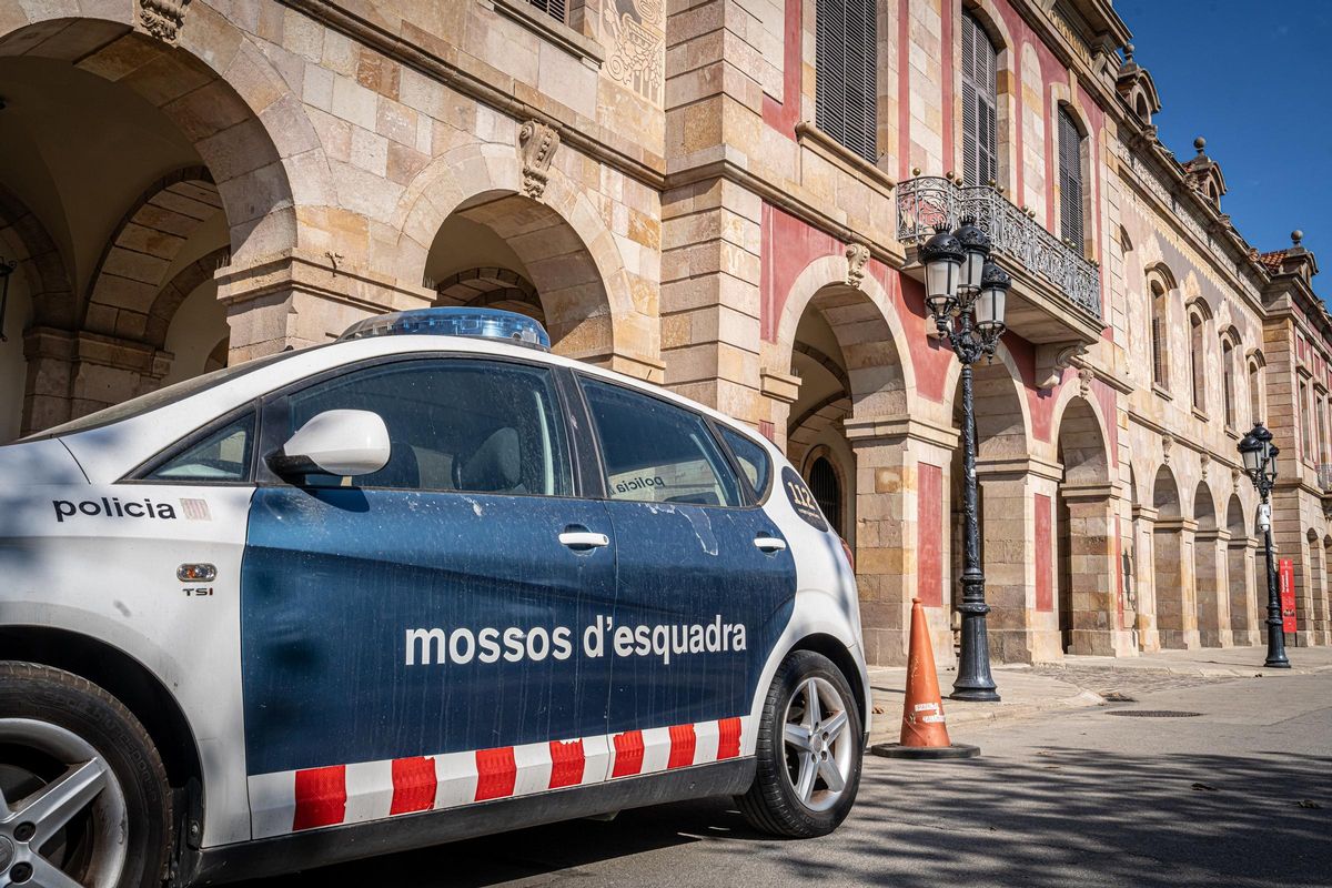 Un coche de los Mossos d'Esquadra aparcado delante del Parlament.