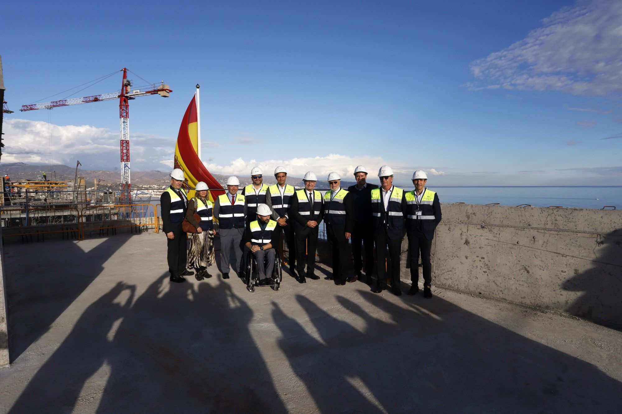 Sierra Blanca Estates celebra la puesta de la bandera en el edificio central de las 'Málaga Towers'