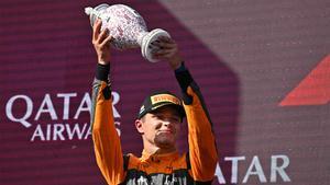 Lando, con su trofeo en Hungría, antes de romper el de Verstappen