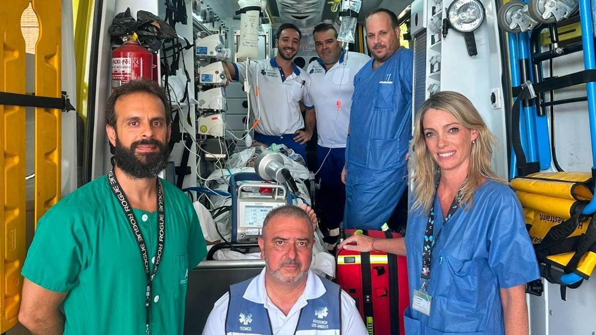 El equipo que participó en el primer traslado ECMO del Hospital Reina Sofía de Córdoba.