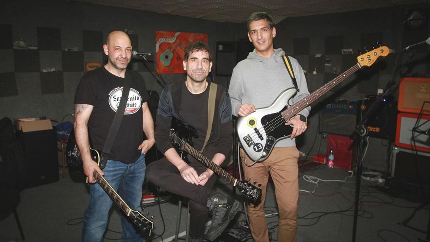 Marcos Ferreiro, Diego Domínguez y Fabián Carreiro, en el local de ensayo.