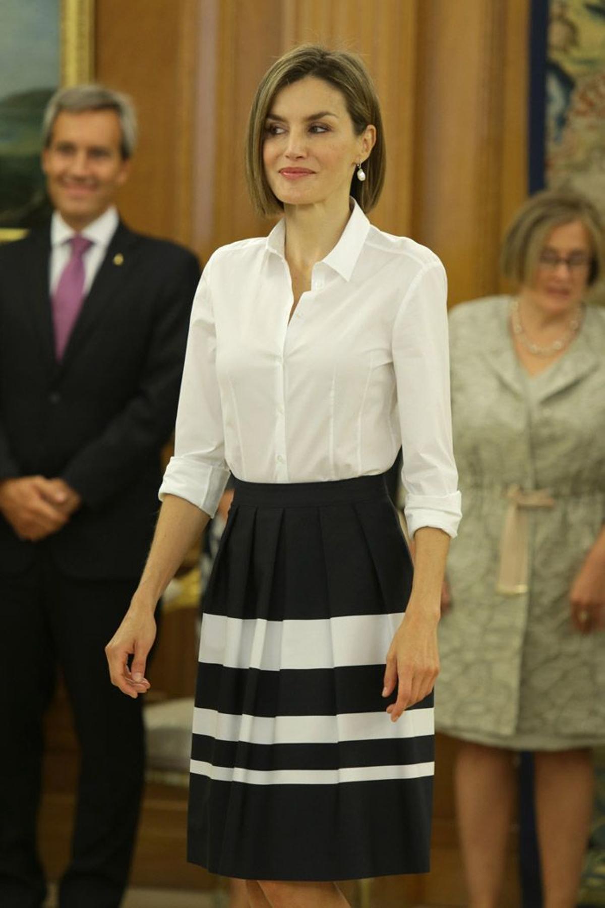 Letizia Ortiz combina a la perfección la falda de Hugo Boss