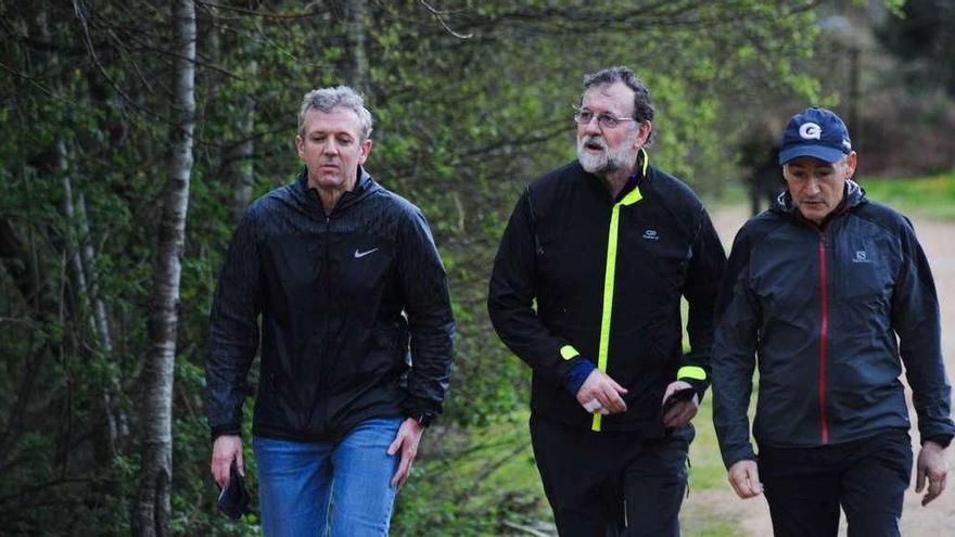 Rajoy, ayer, entre Alfonso Rueda (izquierda) y José Benito Suárez (derecha). // Iñaki Abella