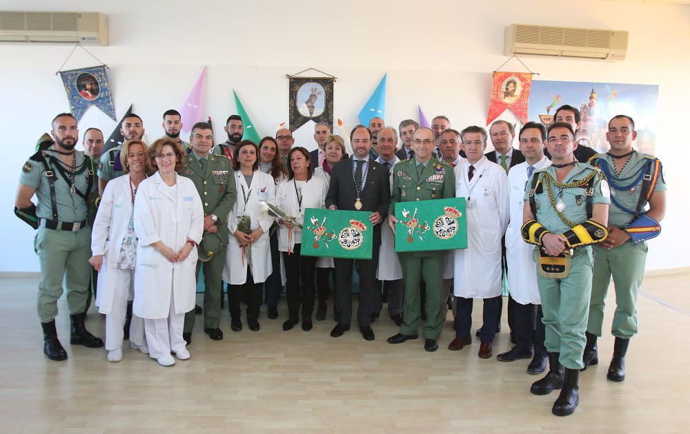 La Legión visita este Lunes Santo a los pequeños en el Materno