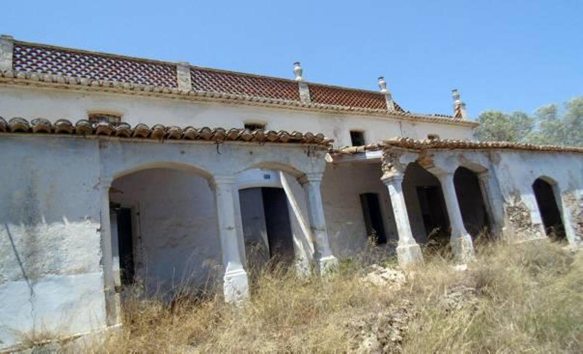 La Casa Cruanyes, una joya de la arquitectura rural del XIX en la comarca, se viene abajo