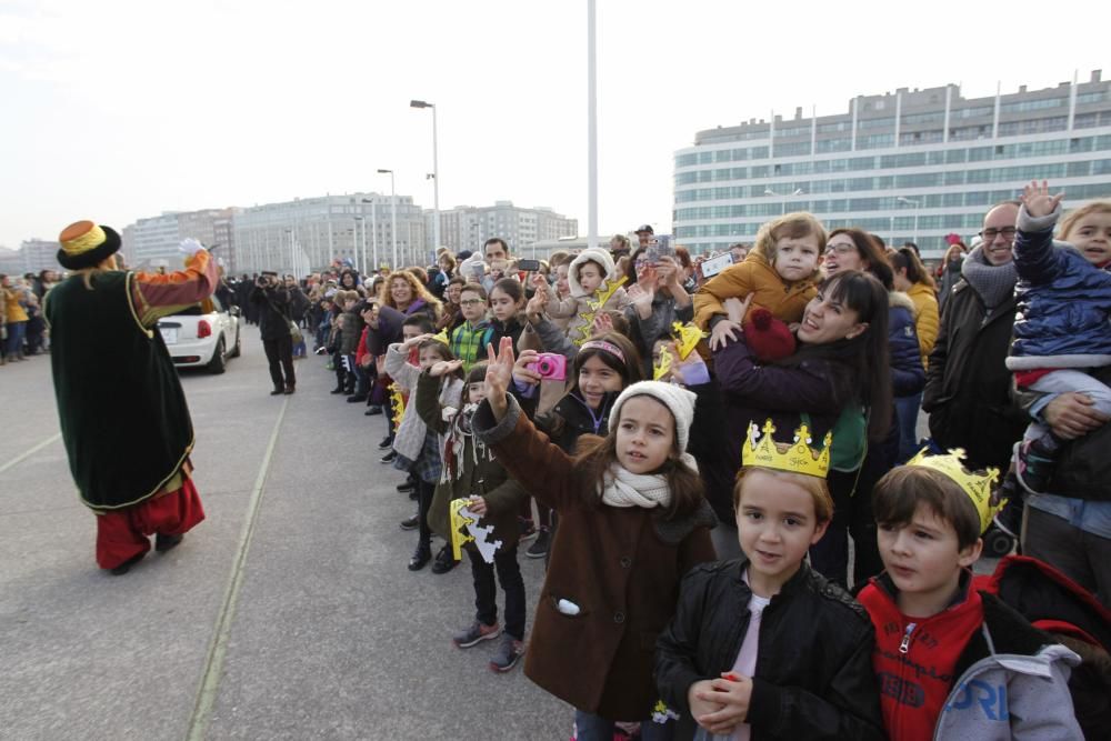 Una multitud recibe a los Reyes Magos en Gijón.