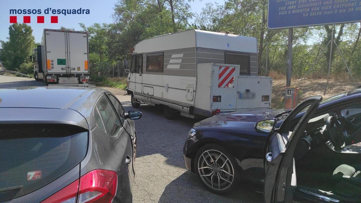 Els Mossos i l&#039;autocaravana on volien cometre el furt els lladres a Vilobí