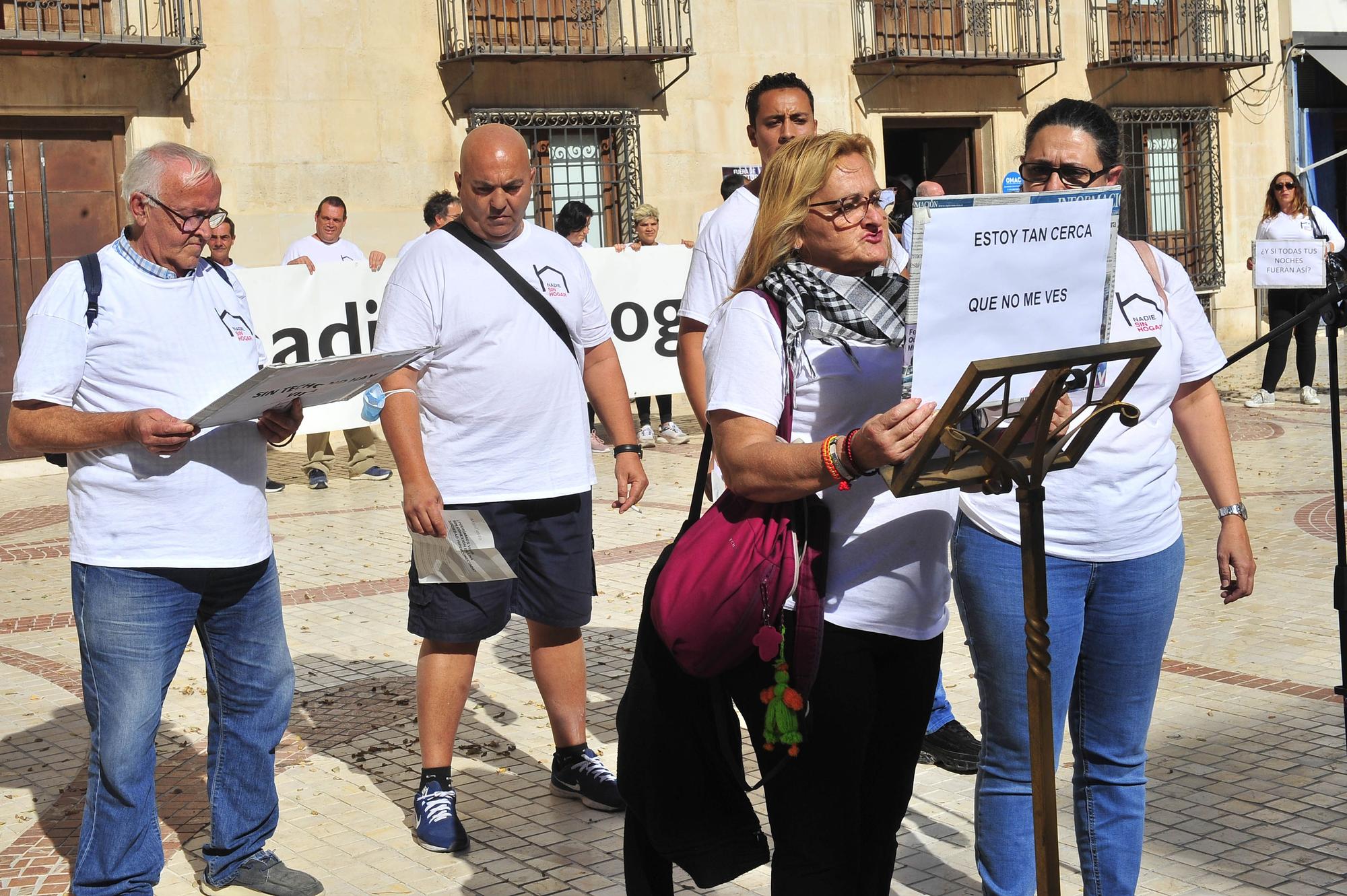 Concentración por los derechos de las personas sin hogar en Elche