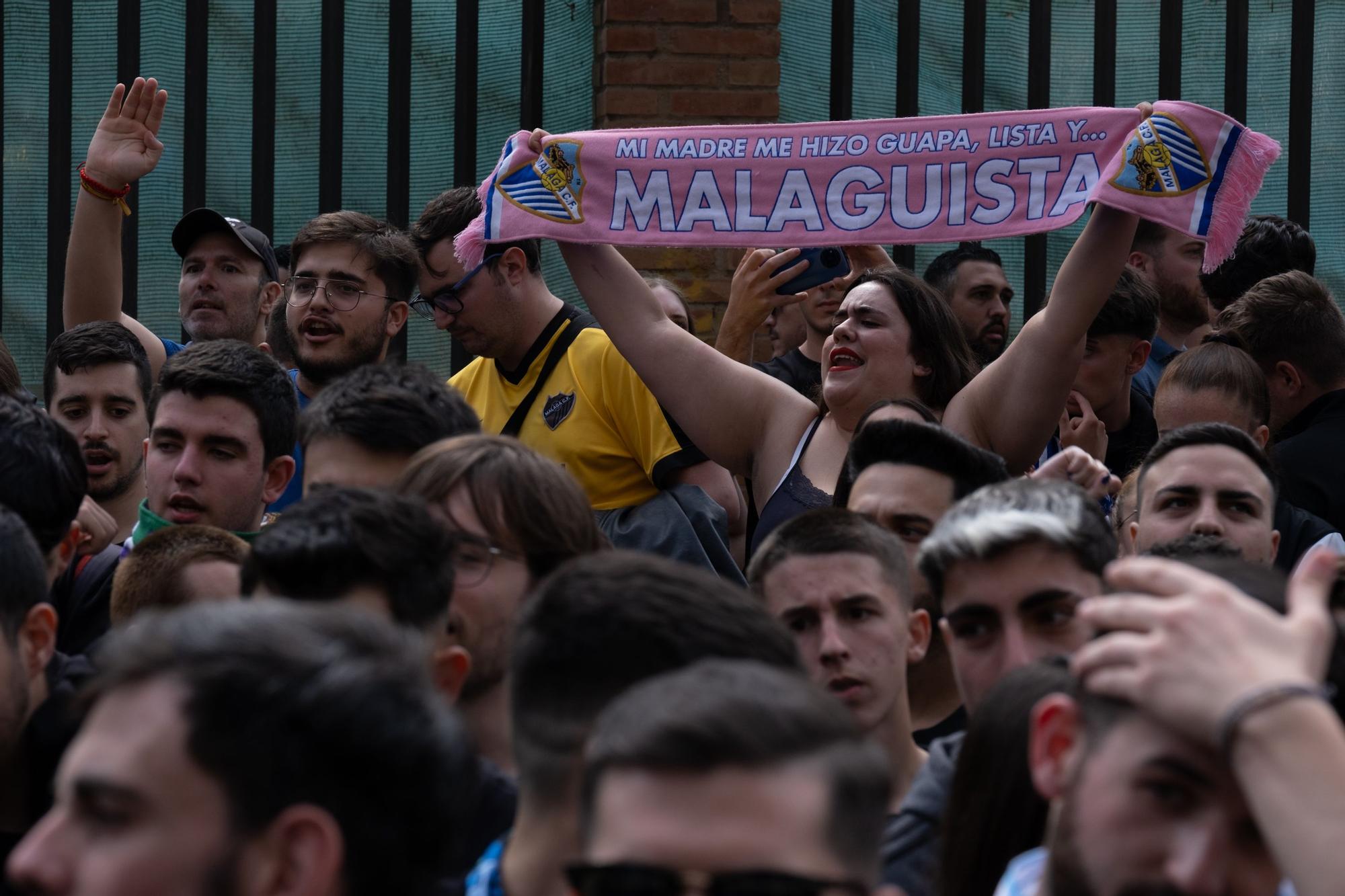 La protesta de la afición antes del Málaga CF - UD Ibiza, en imágenes