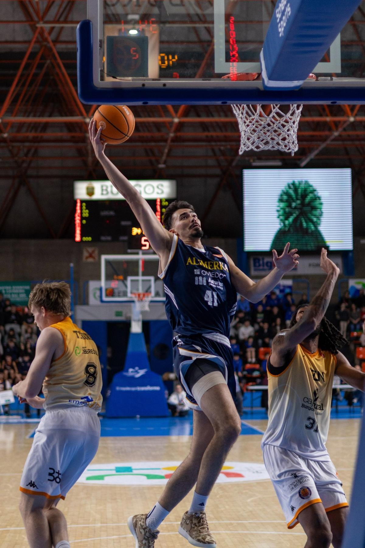 Robert Cosialls trata de anotar ante el Tizona Burgos