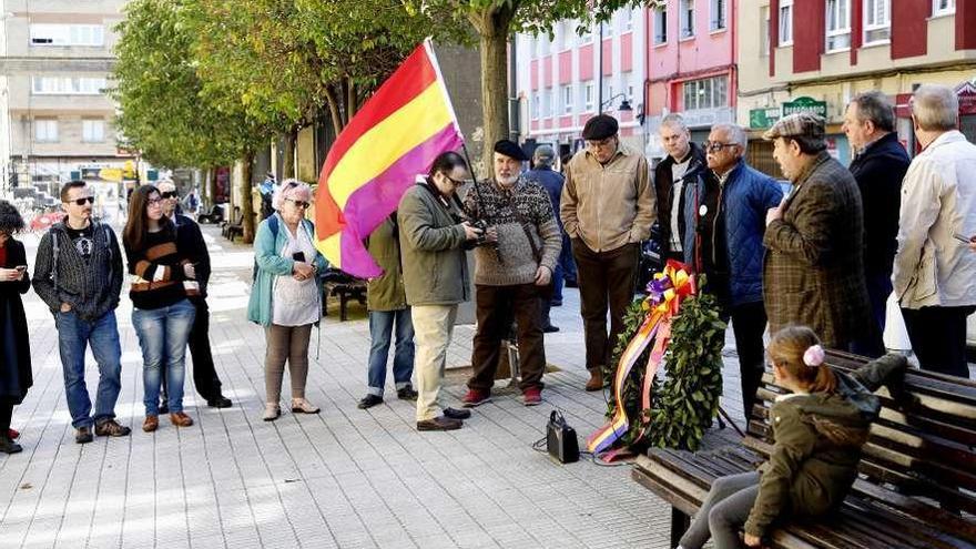 Participantes en el homenaje a Avelino González Mallada, ayer, en la calle que lleva su nombre, en el barrio de El Coto.