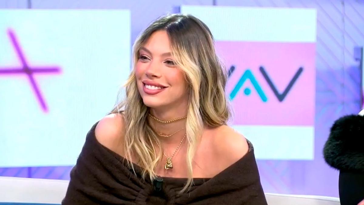 Los detalles del vestido de novia de Alejandra Rubio: corona de flores en el pelo y americana blanca