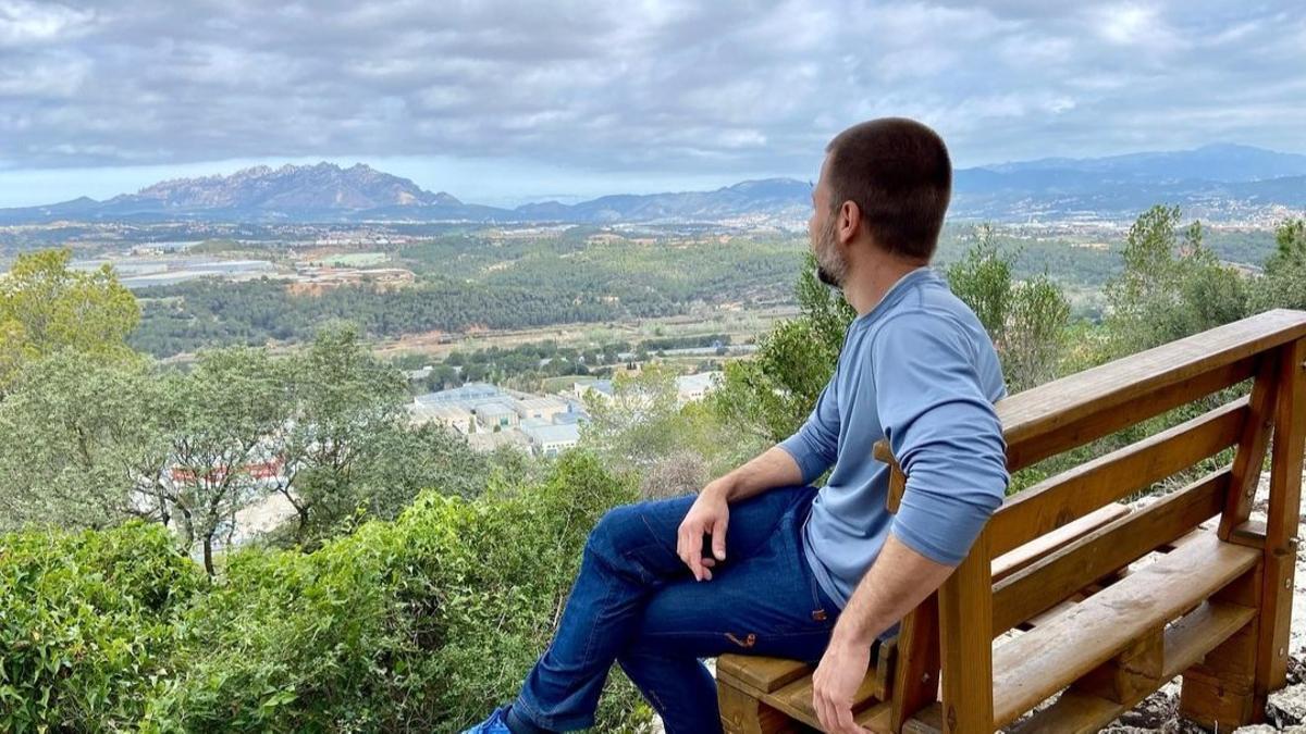 El 'influencer' Enric Llinares con las vistas de la ruta de Castellví de Rosanes.