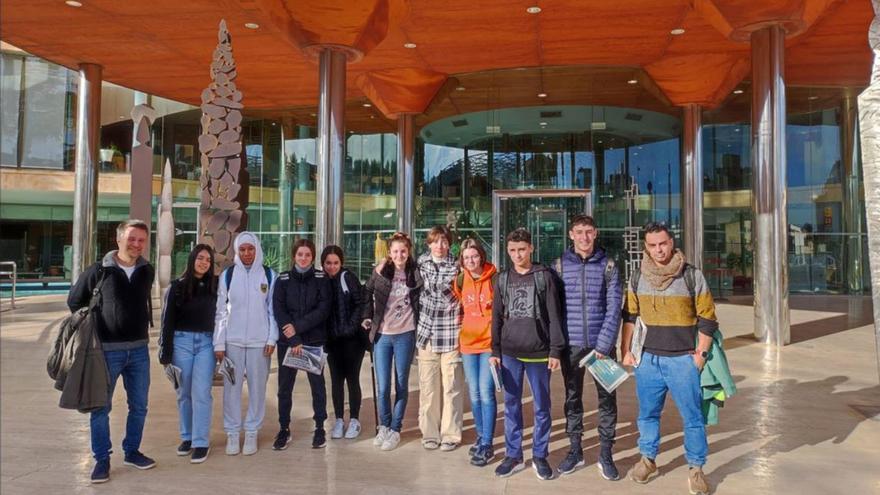 Alumnos del instituto Sa Serra visitan Diario de Ibiza | DI