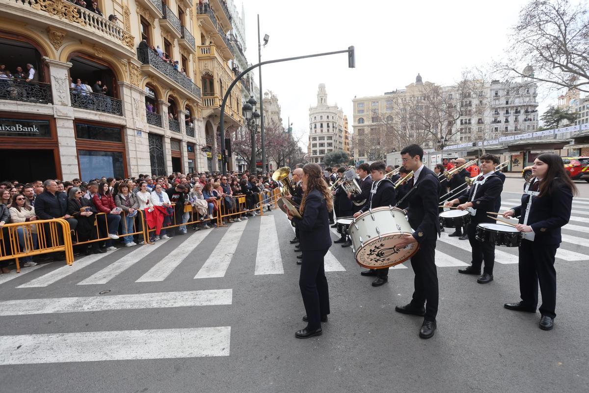 La banda Ateneu Musical del Port ameniza la primera mascletà de marzo.