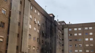 La vuelta de los vecinos al edificio incendiado en la avenida del puerto va para largo
