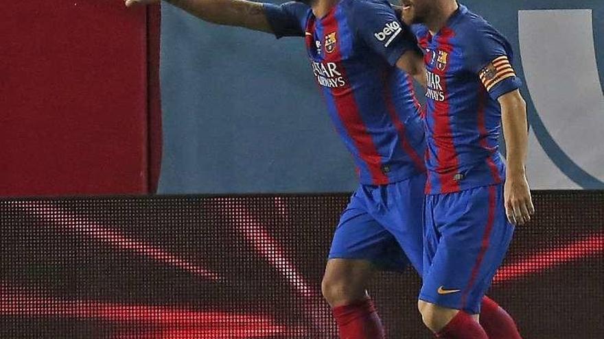 Messi y Luis Suárez celebran el primer gol azulgrana en Sevilla.