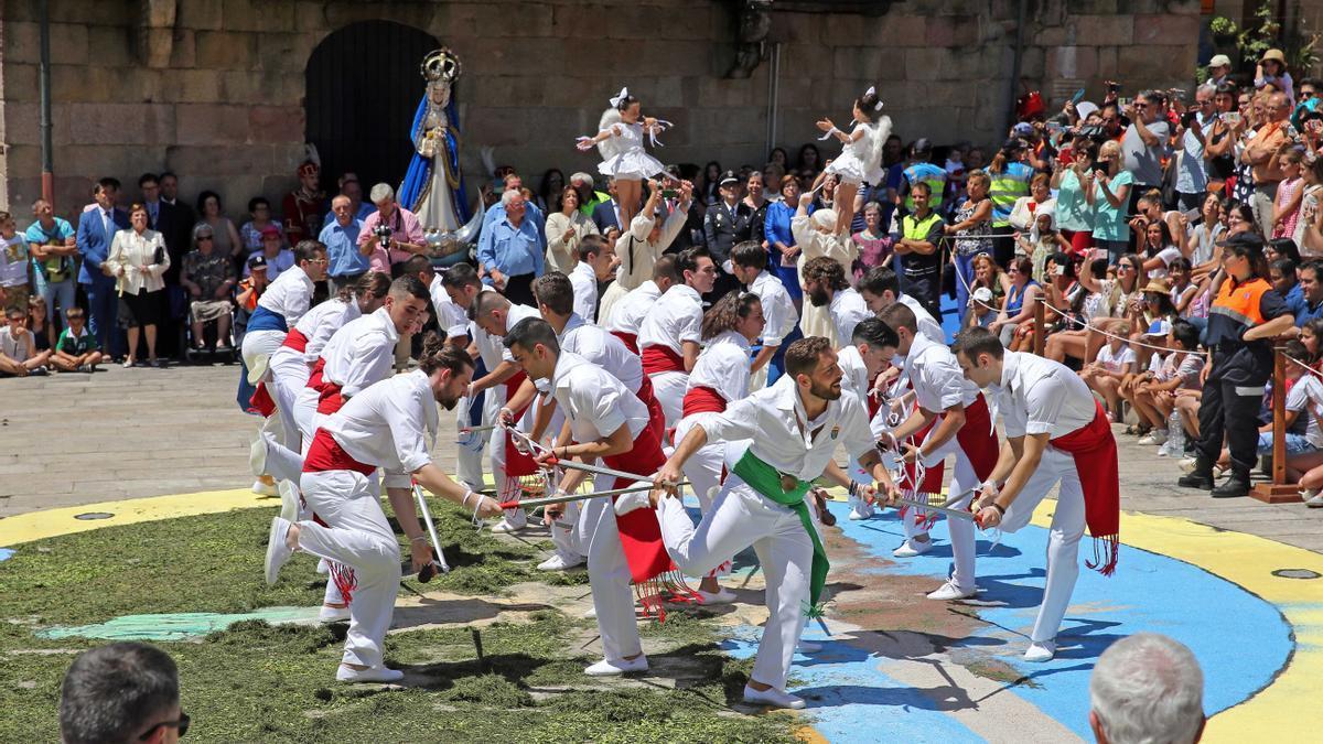 Os emblemáticos ‘danza das Espadas’ e ‘baile das Penlas’,