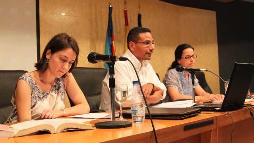 Un momento de la ponencia de las profesoras Lucía Martínez (izda.) y Clara Viana (derecha).