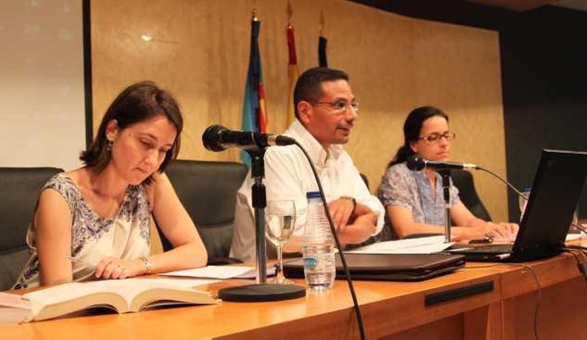 Un momento de la ponencia de las profesoras Lucía Martínez (izda.) y Clara Viana (derecha).