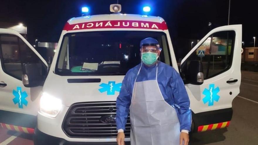 Un técnico en emergencias sanitarias con una protección básica que no sirve para traslados de Covid-19.