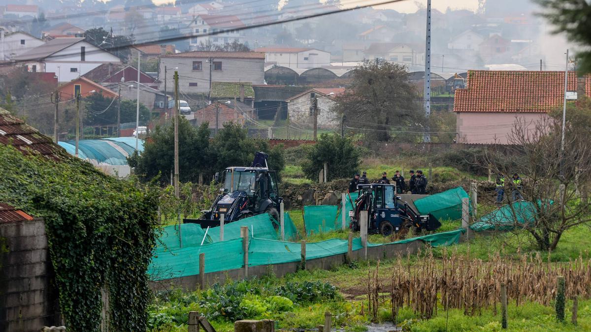 La Policía usa excavadoras para registrar una finca en Vilanova en una nueva operación antidroga en Arousa